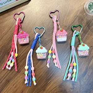 Bunte Erdbeer-Cupcake-Schlüsselanhänger mit Herz-Karabiner und geflochtenen Quasten