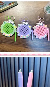 Primo piano di graziosi portachiavi panda in verde, viola e rosa con accessorio stilo.