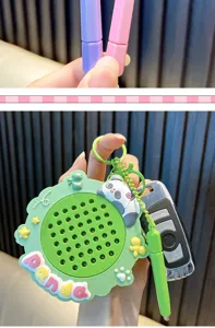 Dettaglio di un portachiavi panda verde con ciondolo in silicone e stilo verde