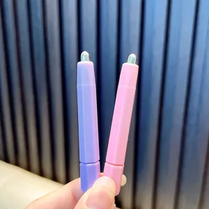 Set di mini giocattoli portatili di decompressione con sfera rotante rosa e viola.