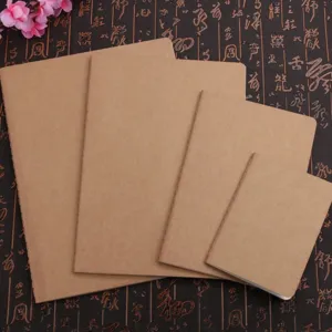 Colección de cuadernos cosidos de papel kraft retro en cuatro tamaños sobre fondo vintage