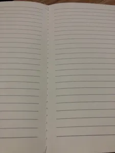 Detailopname van de stevige boekbinding en gelinieerde pagina's voor georganiseerd schrijven