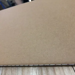 Retro notitieboekje van kraftpapier met minimalistische omslagtextuur