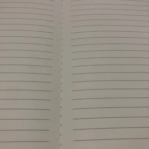 Close-up van een minimalistisch retro notitieboek met gelinieerde pagina's en binding