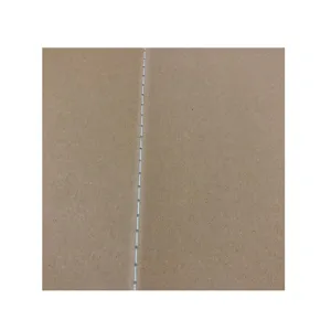 Detail van een minimalistisch retro kraftpapier notitieboek met witte gestikte binding.