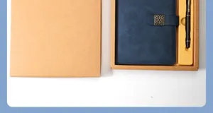 Luxe zakelijke cadeauset met een blauw A5 lederen notitieboekje en goudkleurige pen