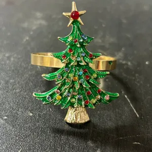 Detalle de un servilletero de árbol de Navidad con pedrería de colores