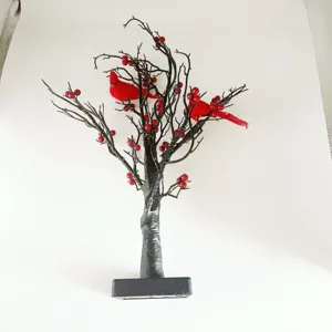 Decoración de árbol LED de escritorio con pájaros cardenales rojos y bayas rojas.