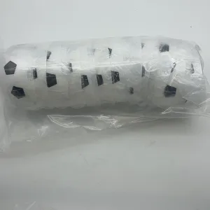 Detailansicht von Ostereiern mit Fußballmuster, gestapelt in einer Plastikverpackung