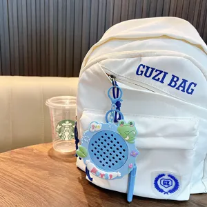 Niedlicher blauer Frosch Magnet-Stahlkugel-Zeichenbrett-Schlüsselanhänger an einem Rucksack