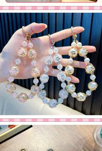 Détail montrant trois porte-clés en perles avec des breloques évidées en forme d'étoile.