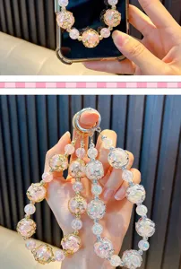 Gros plan d'une dragonne de téléphone perlée avec étoiles dorées et perles roses