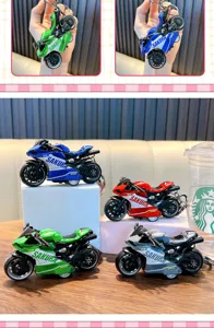 Dettaglio di portachiavi moto in lega a retrocarica nei colori blu, rosso, verde e grigio.
