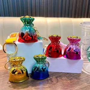Llaveros de bolsa de la suerte metálicos de colores con acabados degradados