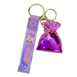 Llavero de bolsa de la fortuna púrpura metálico con correa de muñeca holográfica