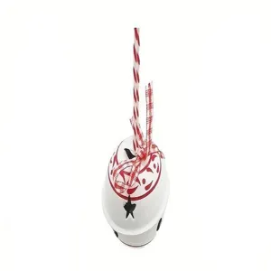 Nahaufnahme von weißem Weihnachtsglocken-Ornament mit rotem Muster und gestreiftem Seilband