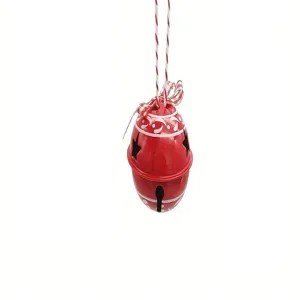 Detailansicht einer roten Weihnachtsglocke mit Sternausschnitten und Schneeflockenmustern