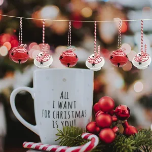 Rote und weiße Weihnachtsglocken-Ornamente mit Sternen- und Schneeflockenmustern