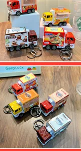 Vue détaillée de divers porte-clés miniatures colorés de camions de restauration sur une table