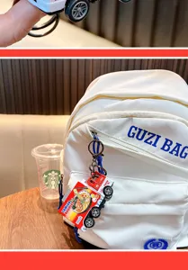 Porte-clés de camion de ramen à friction en alliage attaché à un sac à dos blanc