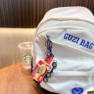 Porte-clés de camion de nourriture en alliage attaché à un sac à dos blanc chic