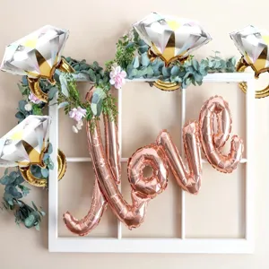 Detalle de globos de papel de aluminio LOVE y anillo de diamante para fiestas