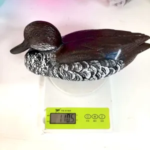 Gewichtsmessung eines simulierten Entenlockvogels aus Kunststoff, 110,5 Gramm schwer