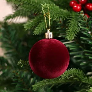 Detailansicht einer weinroten 6cm Weihnachtskugel aus Samt, die an einem Tannenbaum hängt
