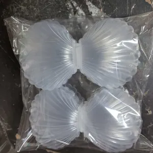 Detailansicht von transparenten muschelförmigen Kunststoff-Süßigkeitenschachteln