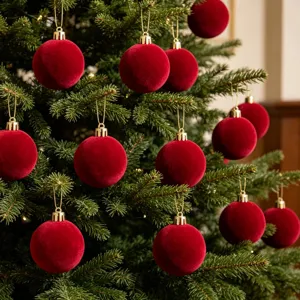 Detailansicht von 6 cm großen, beflockten roten Samt-Weihnachtskugeln am Baum