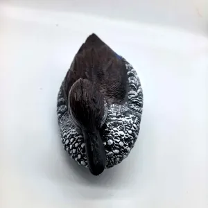 Detailansicht eines realistischen schwimmenden Entenlockvogels aus Kunststoff.