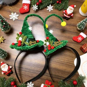 Detail von grünen Samt-Weihnachtsmützen-Haarreifen mit roten Pompons und Stickerei-Verzierung