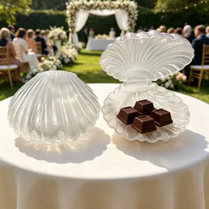 Nahaufnahme eleganter perlmuttfarbener Muschel-Süßigkeitsschachteln bei einer Hochzeit