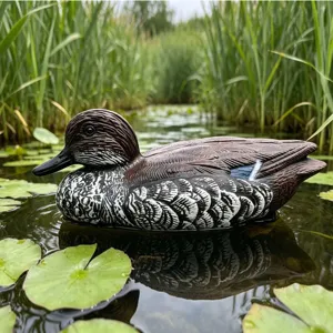 Detailansicht eines realistischen schwimmenden Entenlockvogels in einem Gartenteich
