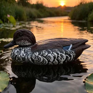Detailansicht eines realistischen schwimmenden Entenköders für Jagd und Garten bei Sonnenuntergang