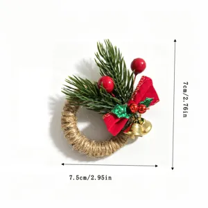 Servilletero navideño decorativo con agujas de pino, lazo rojo y cascabeles oro