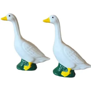 Par de estatuas de jardín de ganso blanco de 18 cm con base verde para decoración.