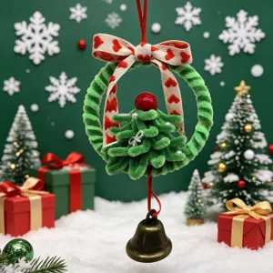 Detailopname van een handgemaakte kerstkrans met een boom van chenille en een belletje