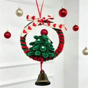 Handgemaakte kerstkrans met chenille boom en decoratieve bronzen bel voor de deur