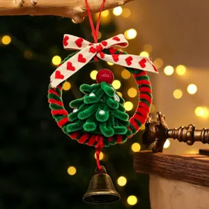 Handgemaakte kerstkrans van chenilledraad met bel en hartjeslint hangend ornament