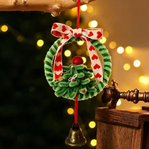 Handgemaakte kerstkrans van ragerdraad met een koperen belletje en lint met hartjes