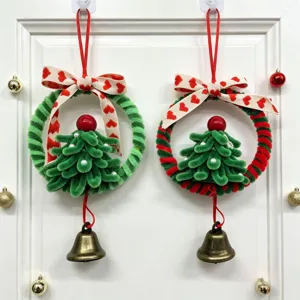 Handgemaakte kerstkransen met bellen en ragers voor deurdecoratie met een kerstboompje
