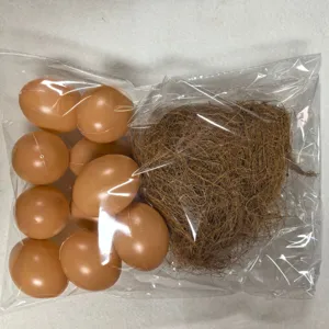 Kunstmatige paaseieren en bruin stro set voor DIY vogelnest handwerk in detail