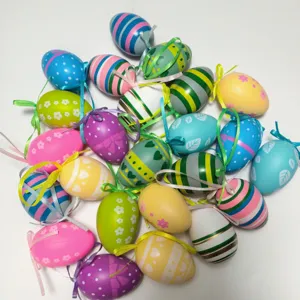 Vue détaillée d'œufs de Pâques colorés en plastique avec rubans de suspension