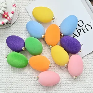 Serie di colorate uova di Pasqua floccate da 6 cm su un elegante sfondo bianco materico