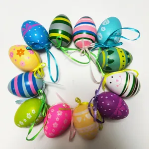 Vue détaillée d'œufs de Pâques peints colorés avec rubans de suspension en cercle