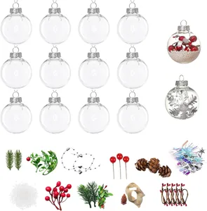 Vista detallada del set de bolas de Navidad de PET transparente con varios rellenos