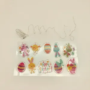 Primer plano de pegatinas de Pascua con conejitos, huevos y luces LED decorativas