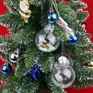 Bolas de Navidad transparentes de plástico PET en un árbol verde con fondo rojo