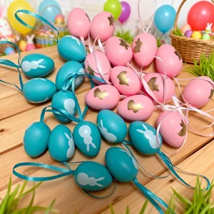 Detalle de huevos de Pascua de plástico azul y rosa con patrones de conejo y cintas.